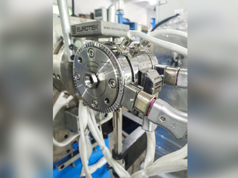 Extruderingstvärhuvud: typer, design, materialflöde och kabelkvalitetspåverkan
